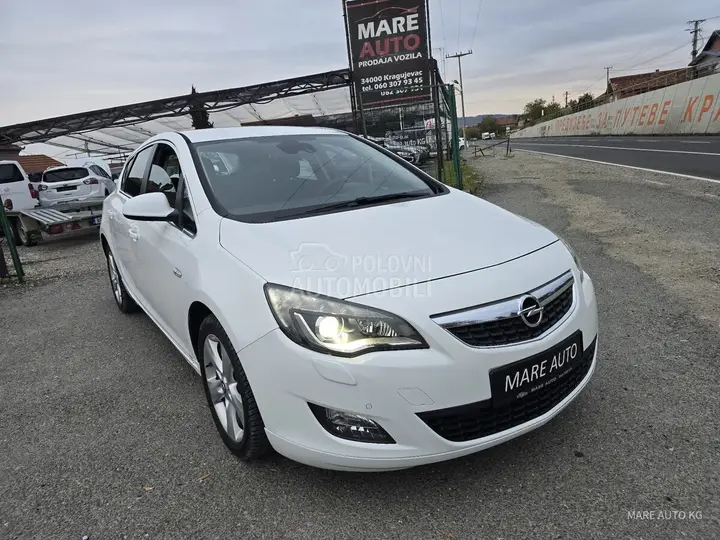 Opel Astra J 2010 photo 4