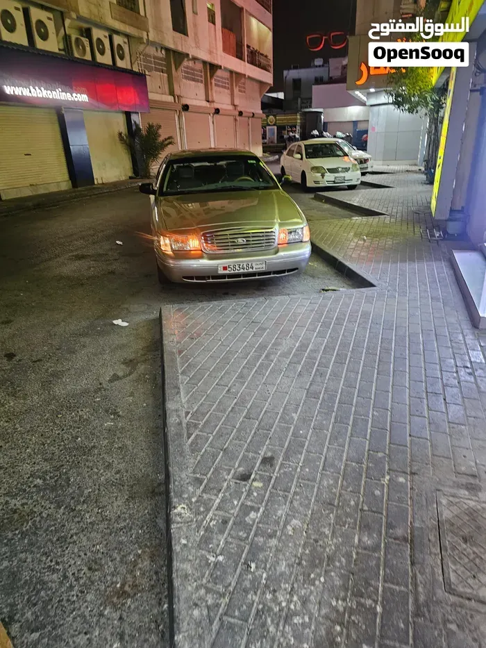 Ford Crown Victoria 2004 photo 3