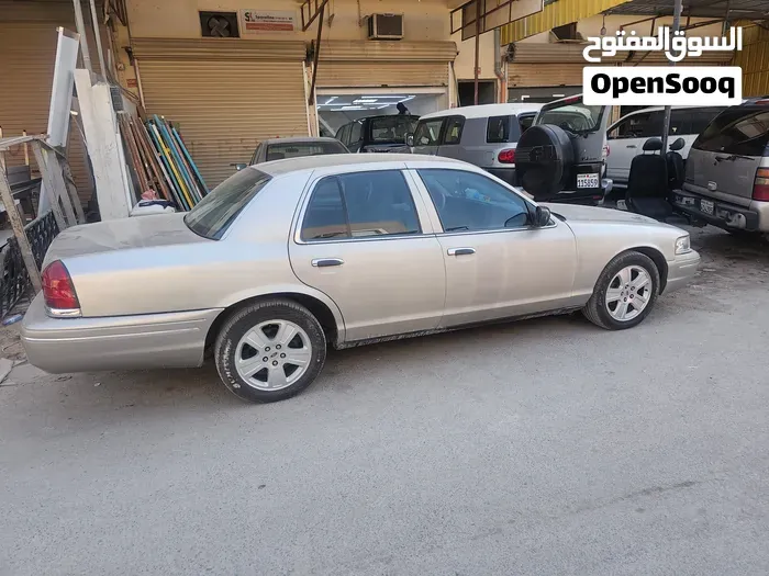 Ford Crown Victoria 2004 photo 4