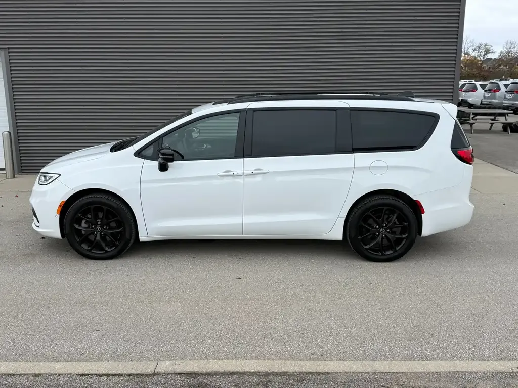 Chrysler Pacifica 2026 photo 2