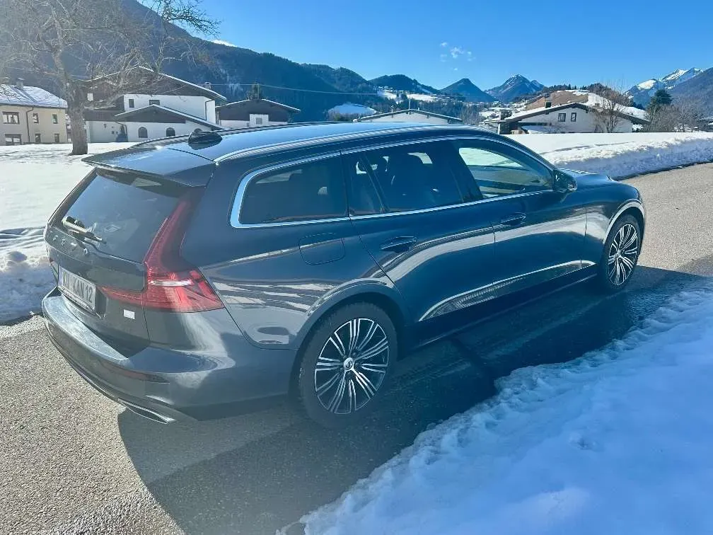 Volvo V60 2022 photo 2