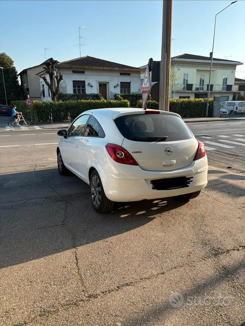 Opel Corsa 2011 photo 2