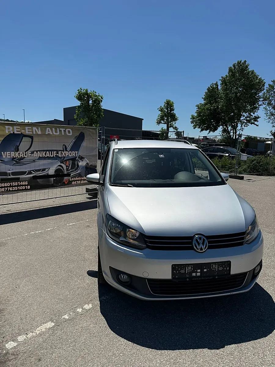 Volkswagen Touran 2012 photo 2