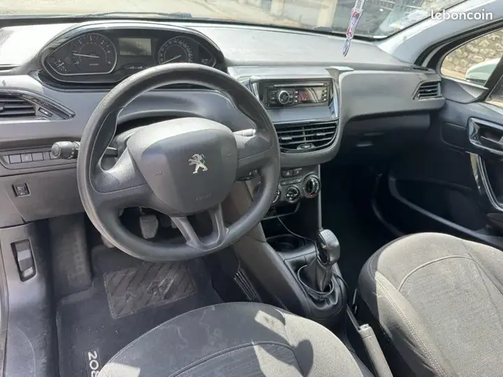 Peugeot 208 2017 photo 3
