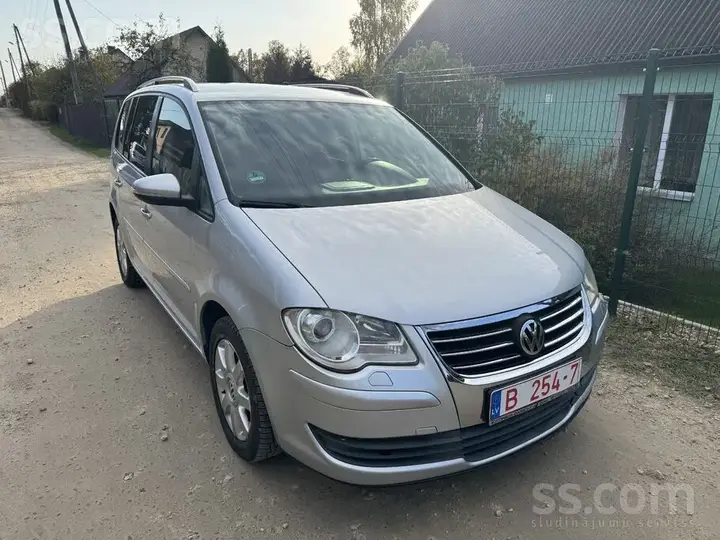 Volkswagen Touran 2010 photo 3