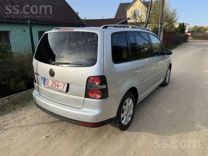Volkswagen Touran 2010 photo 4