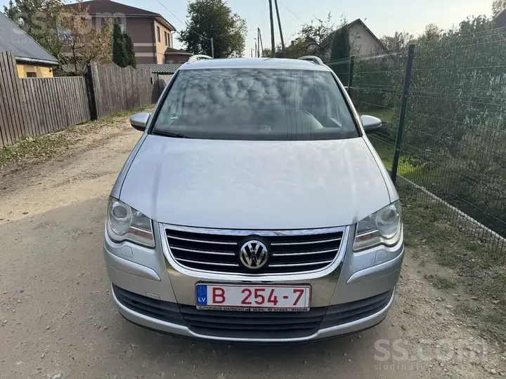 Volkswagen Touran 2010 photo 2
