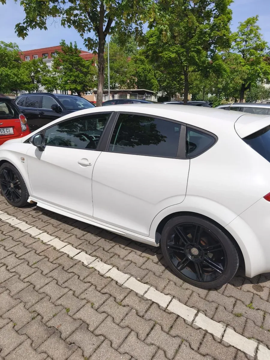 Seat Leon 2011 photo 2