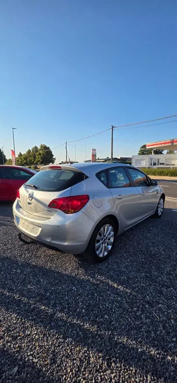 Opel Astra 2010 photo 3