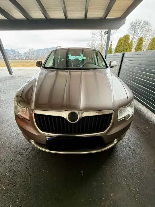 Skoda Superb 2011 photo 2