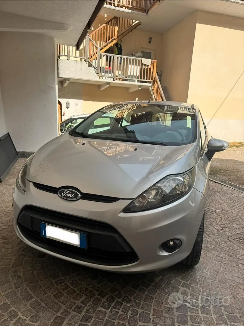 Ford Fiesta 2011 photo 2