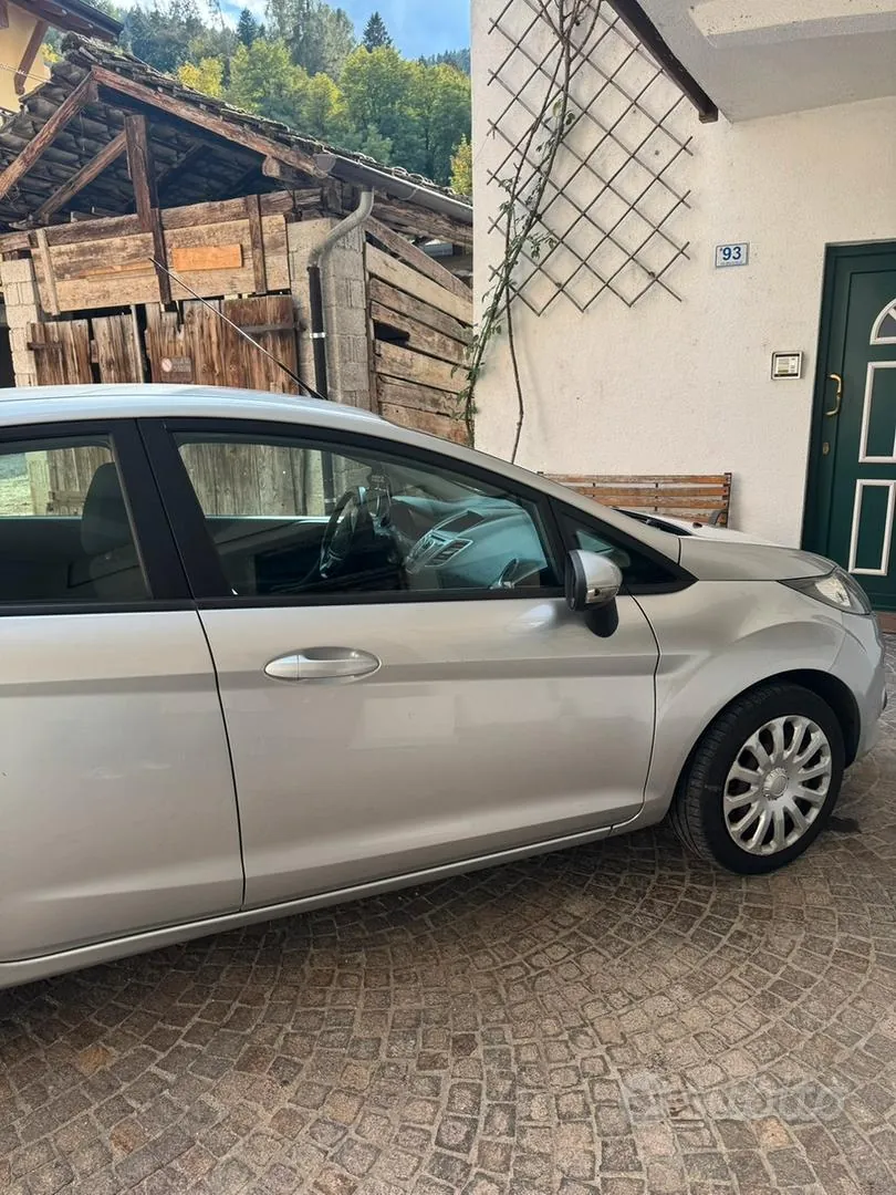 Ford Fiesta 2011 photo 4