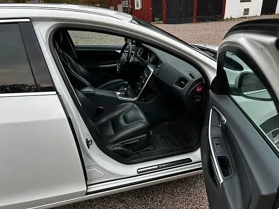 Volvo V60 2012 photo 4