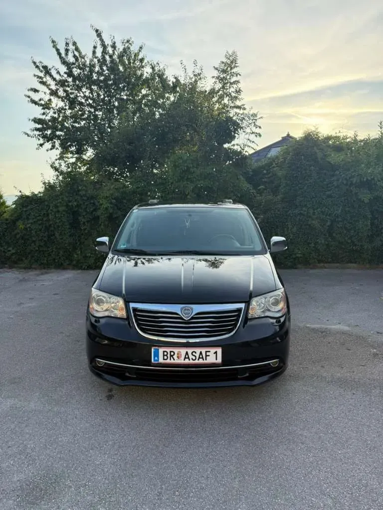 Lancia Voyager 2012 photo 2