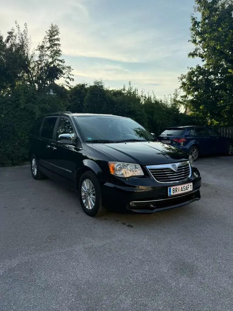 Lancia Voyager 2012 photo 3