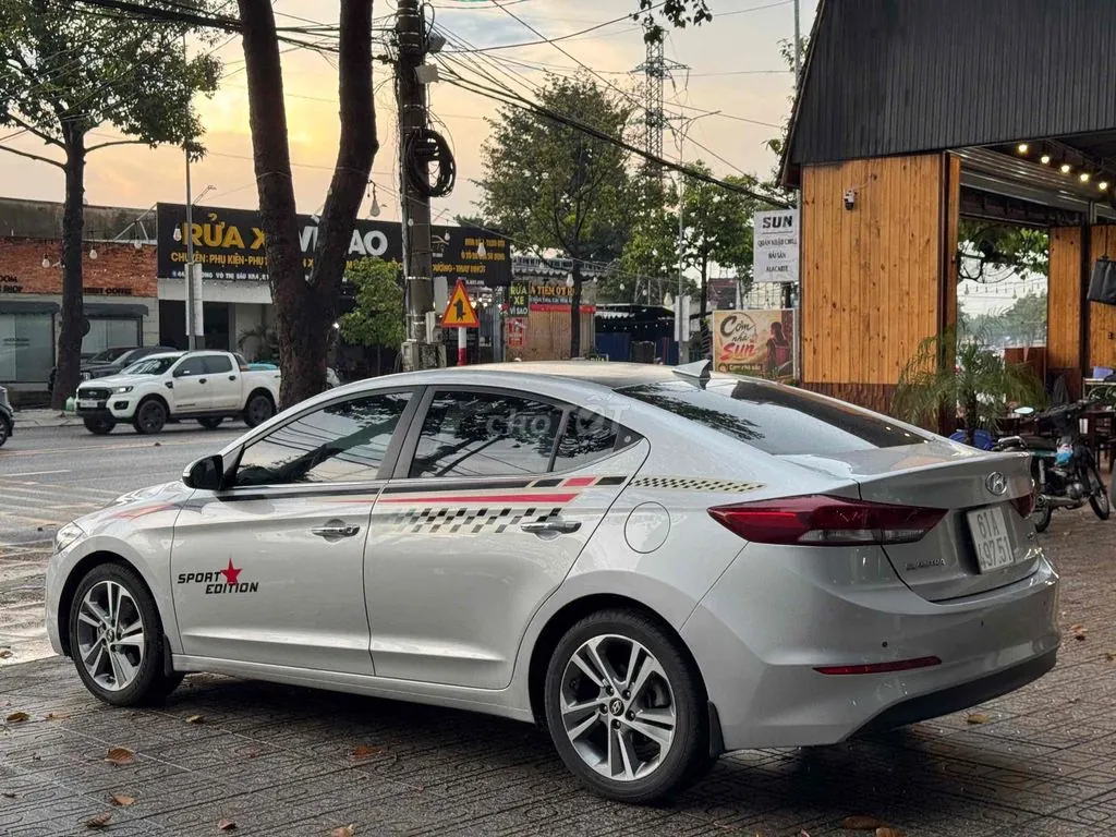 Hyundai Elantra 2018 photo 3