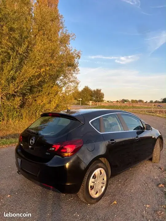 Opel Astra 2011 photo 2