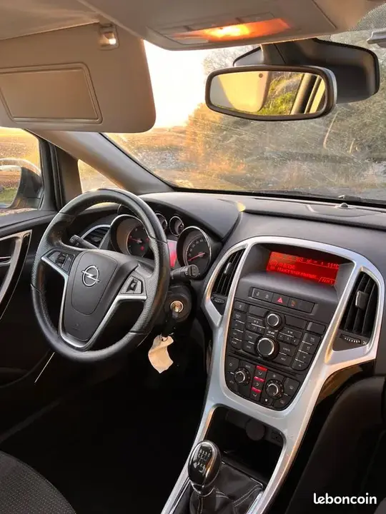 Opel Astra 2011 photo 3