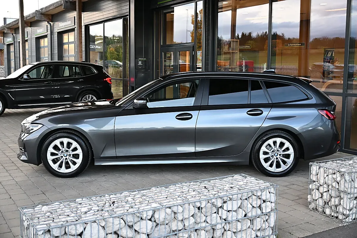 BMW 3 Series 2022 photo 2