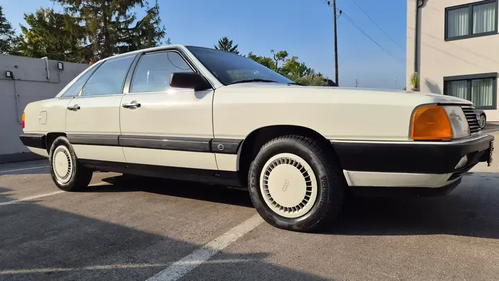 Audi 100 1986 photo 3
