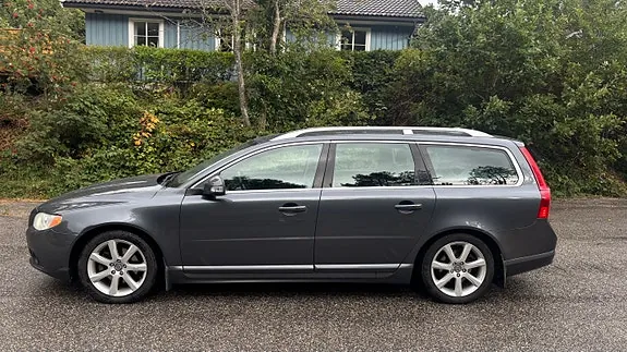 Volvo V70 2011 photo 2
