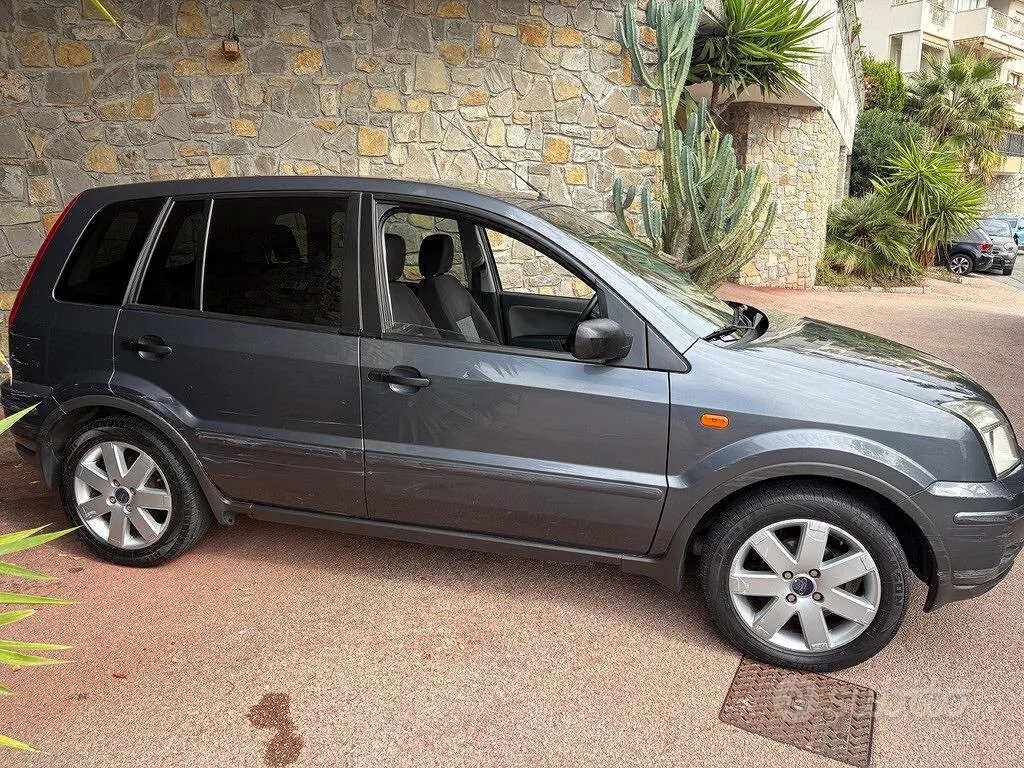 Ford Fusion 2004 photo 2