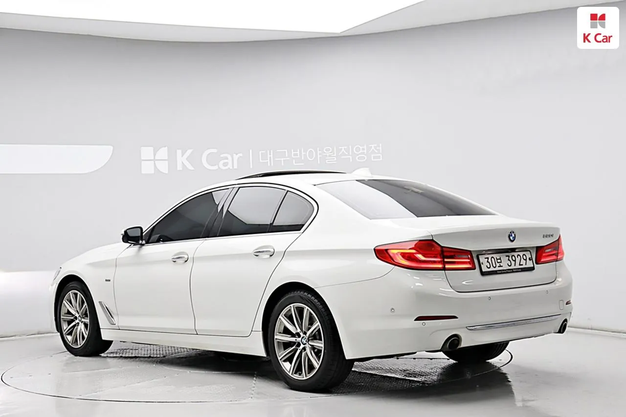 BMW 5 Series G30 2018 photo 2