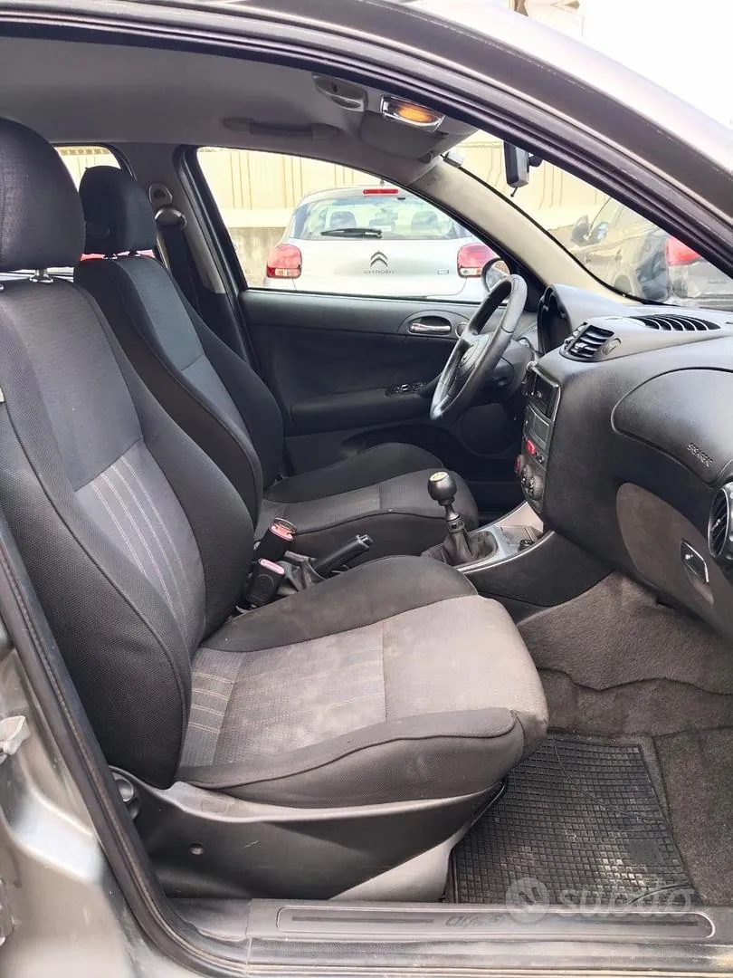 Alfa Romeo 147 2006 photo 2