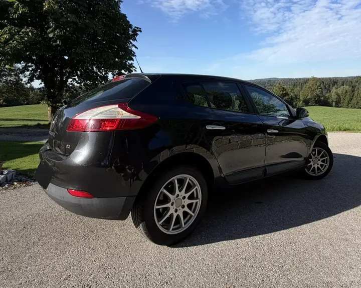 Renault Megane 2010 photo 2