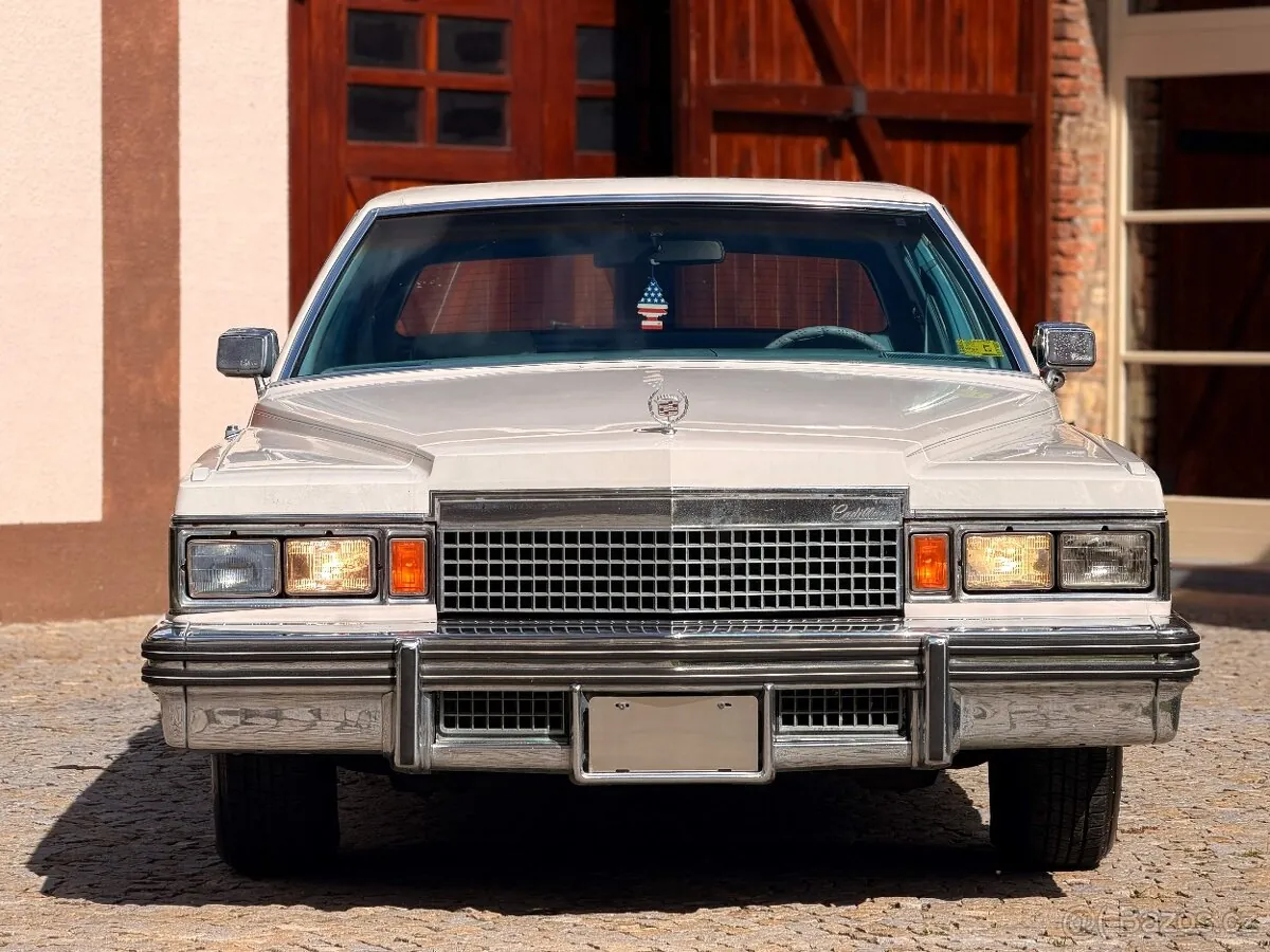 Cadillac Fleetwood Brougham 1982 photo 2