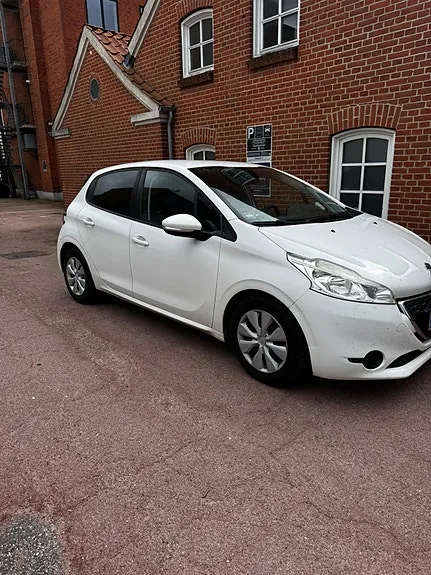 Peugeot 208 2014 photo 2