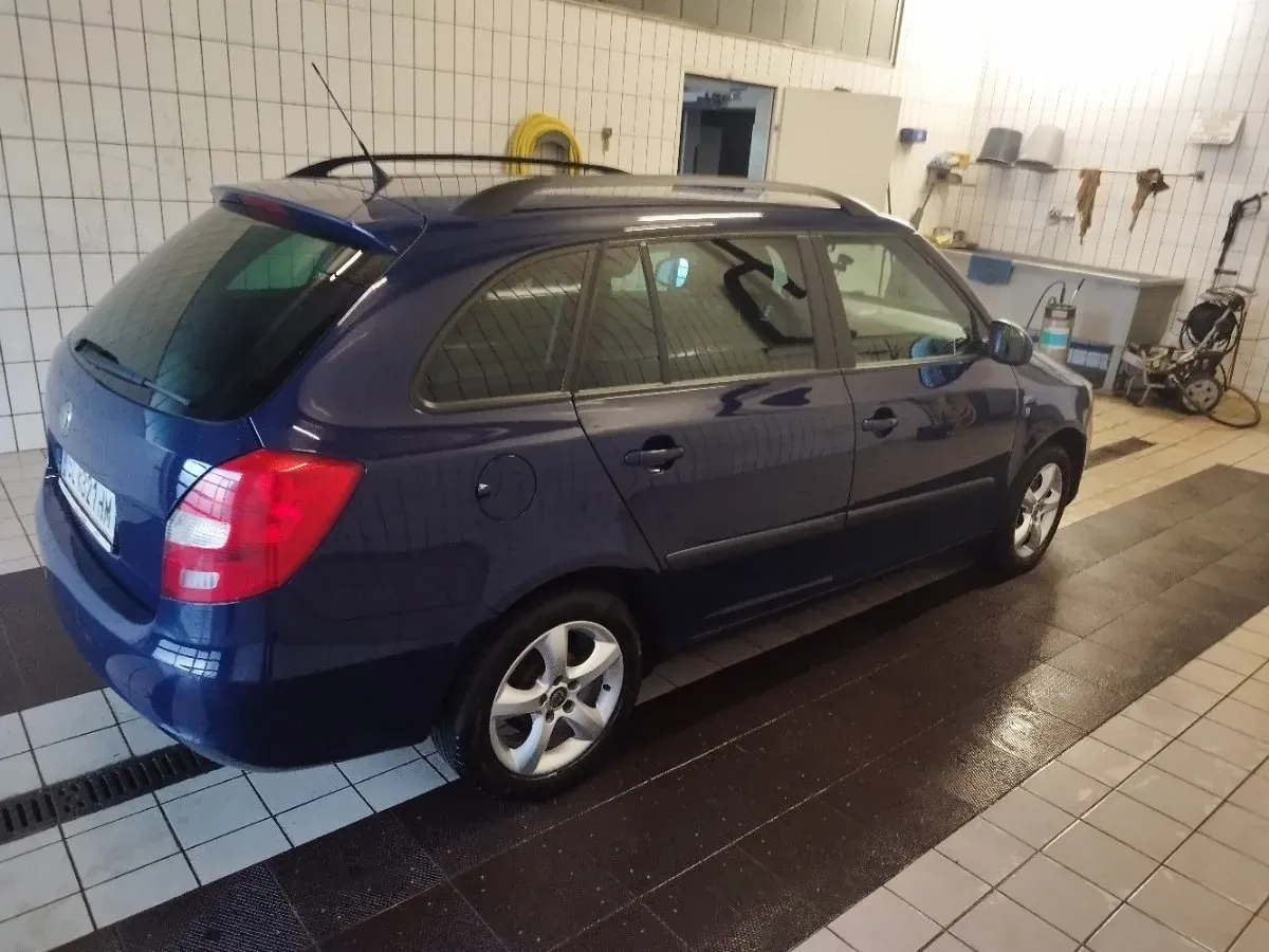Skoda Fabia 2011 photo 3