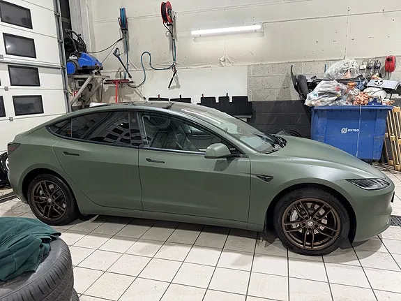Tesla Model 3 2024 photo 2