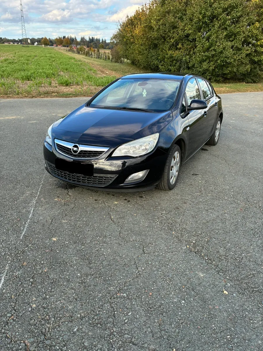 Opel Astra 2010 photo 2