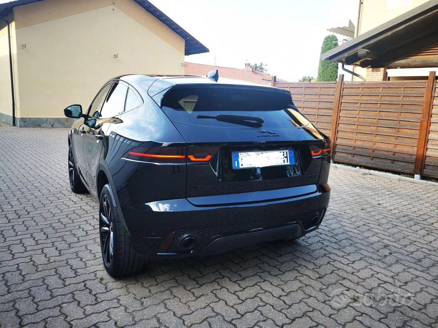 Jaguar E-Pace 2019 photo 4