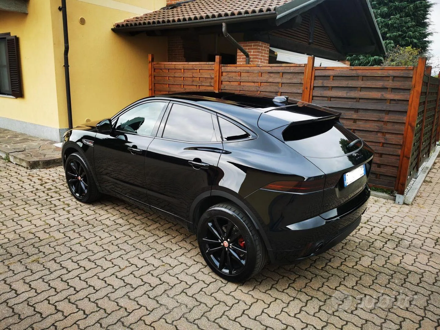 Jaguar E-Pace 2019 photo 3