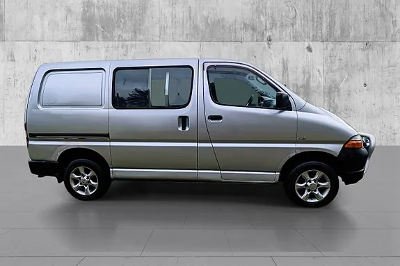 Toyota Hiace 2004 photo 4