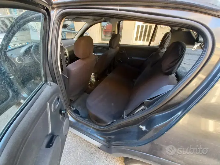 Dacia Sandero 2010 photo 4