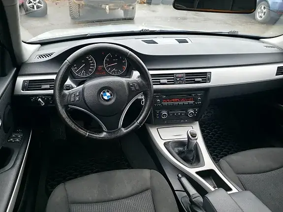 BMW 320I 2009 photo 2