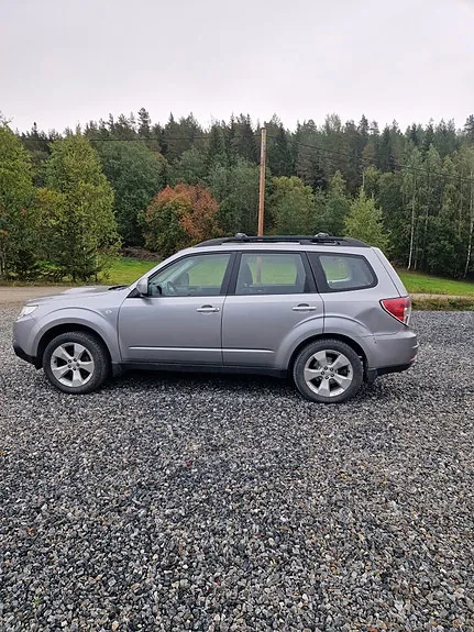 Subaru Forester 2010 photo 2
