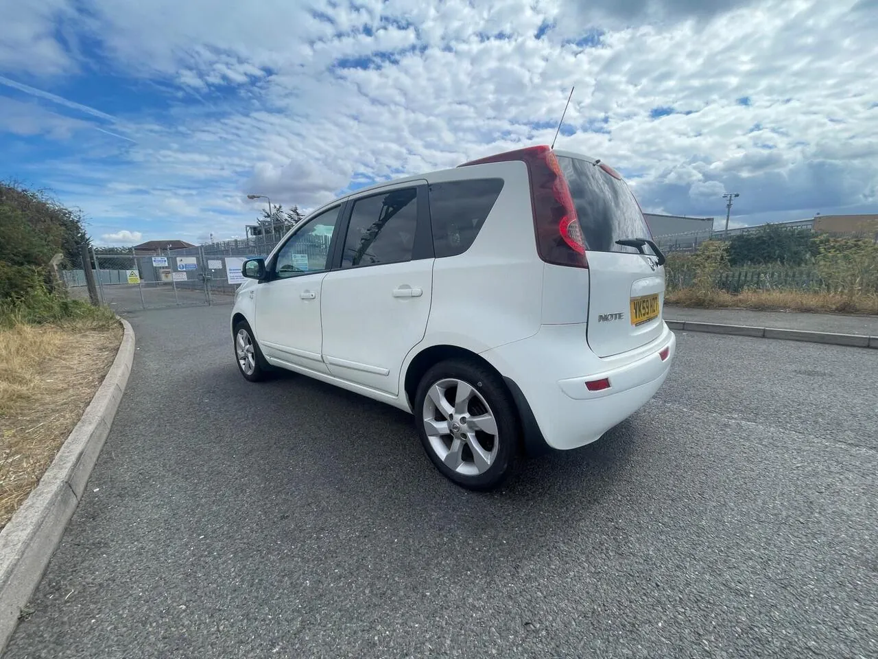 Nissan Note 2009 photo 3