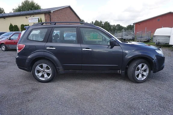 Subaru Forester 2010 photo 2