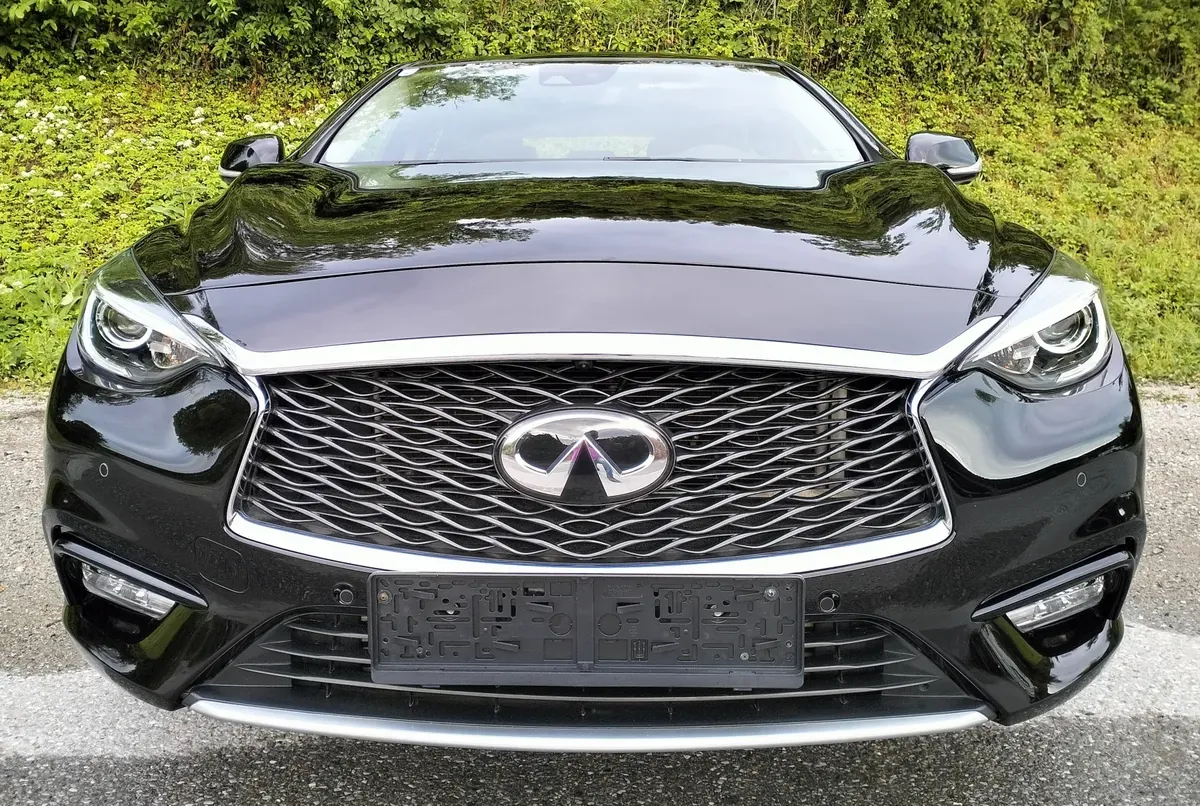 Infiniti Q30 2016 photo 2