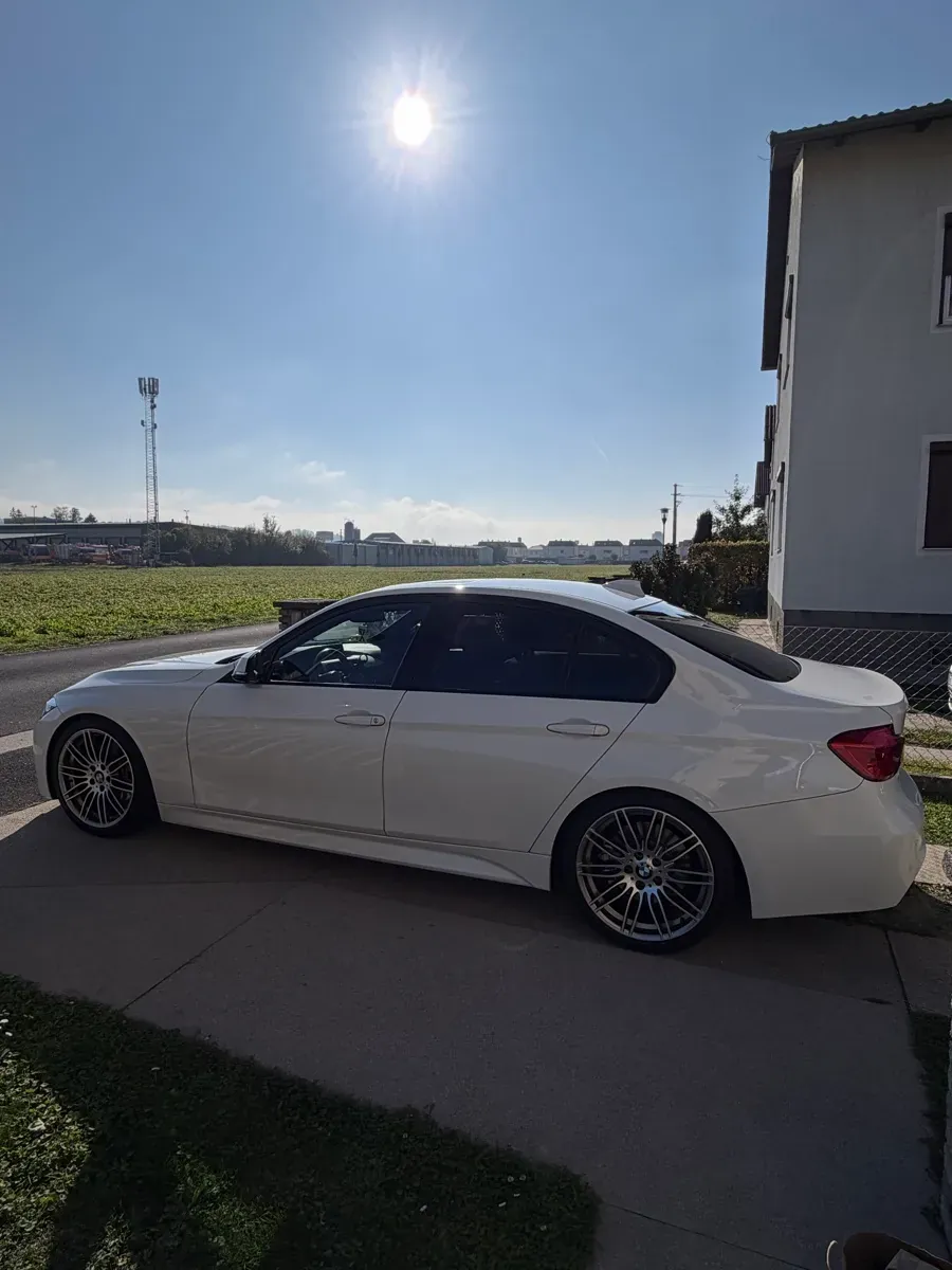 BMW 3 Series 2012 photo 2