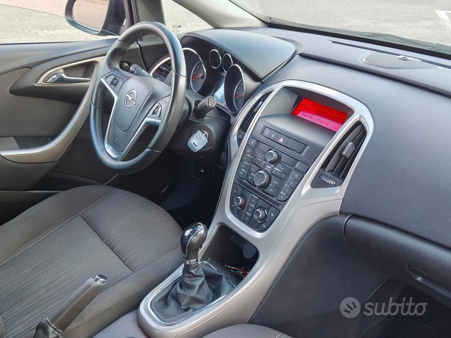 Opel Astra 2010 photo 4