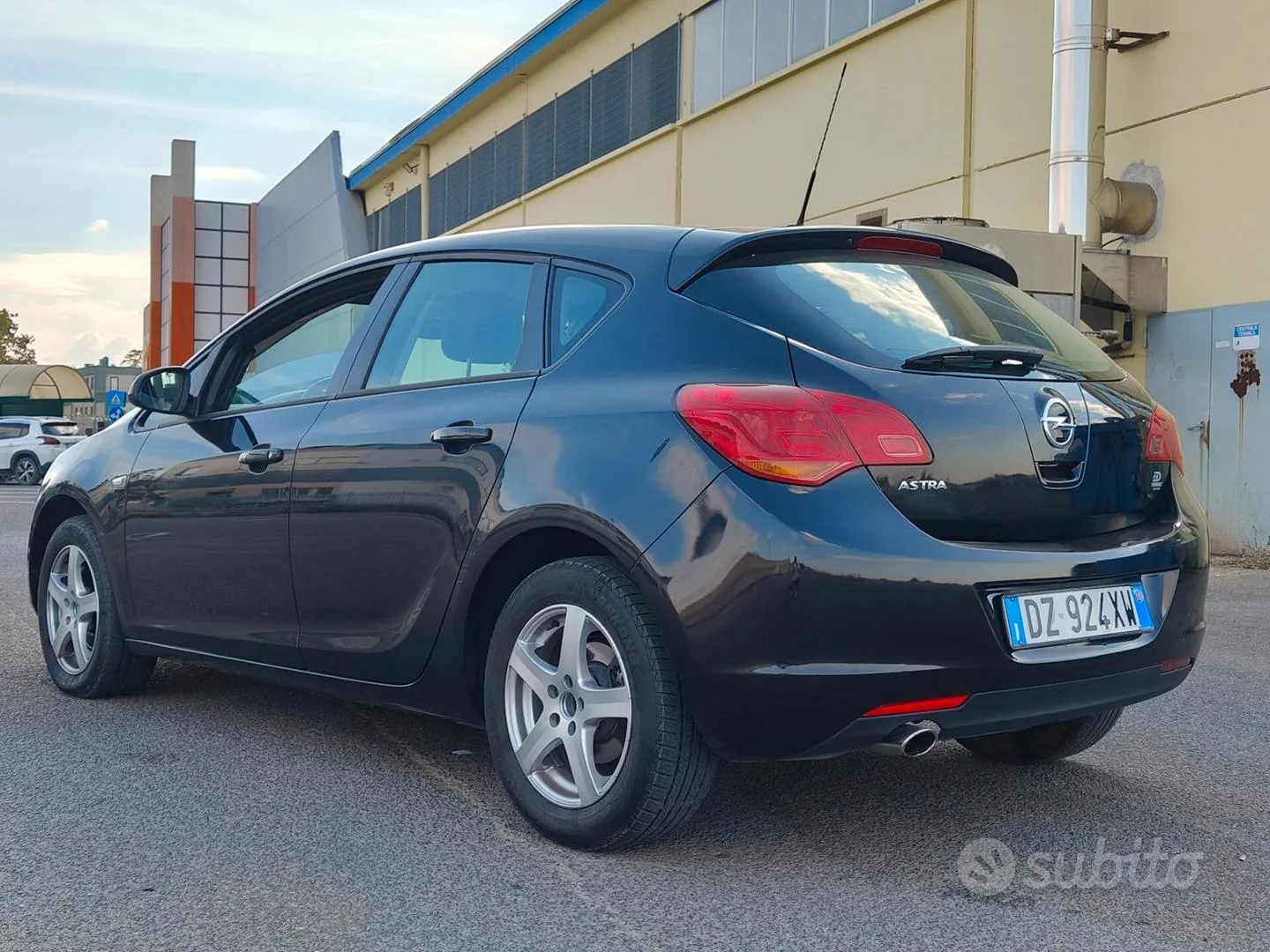 Opel Astra 2010 photo 2