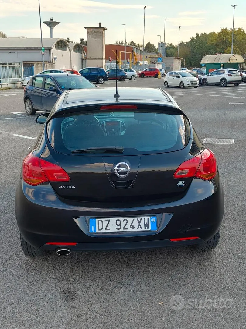 Opel Astra 2010 photo 5