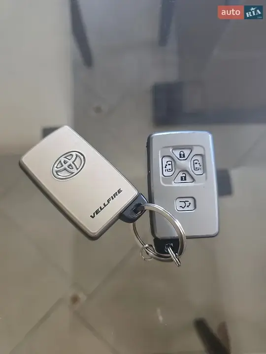Toyota Vellfire 2013 photo 4