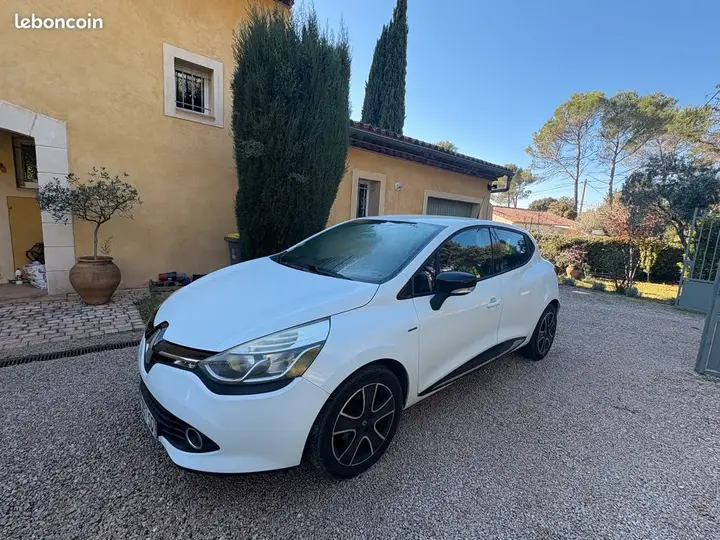 Renault Clio 2015 photo 2