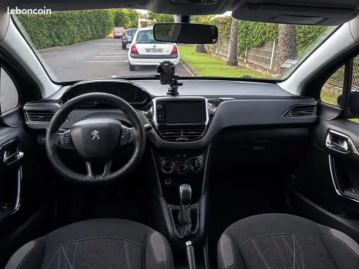 Peugeot 208 2012 photo 3